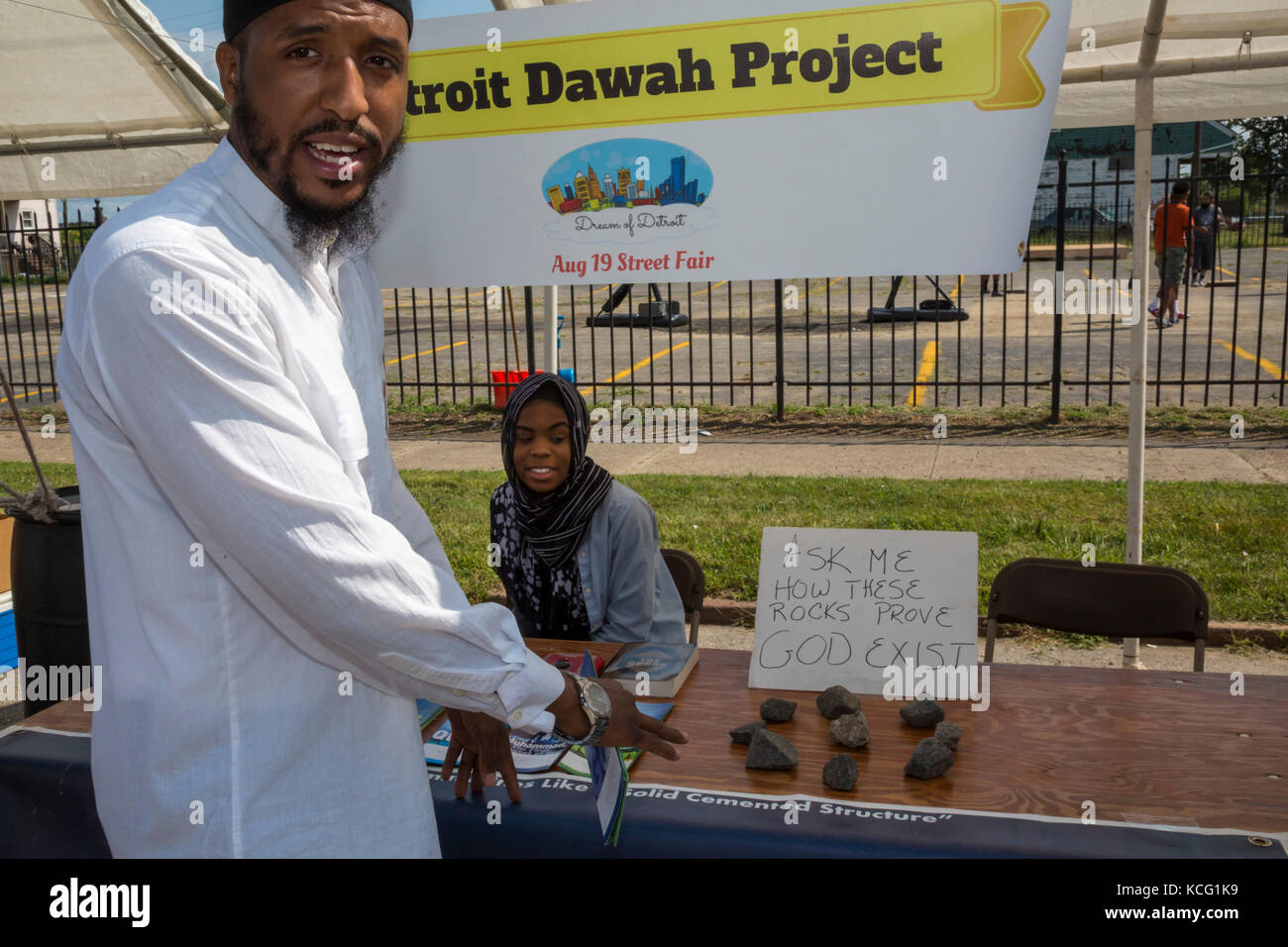Detroit, Michigan - ein Mann bespricht die Religion mit der Traum von Detroit Street Fair. Er ist mit dem Projekt verbundenen Dawah, eine gemeinnützige islamische Kabinett Stockfoto