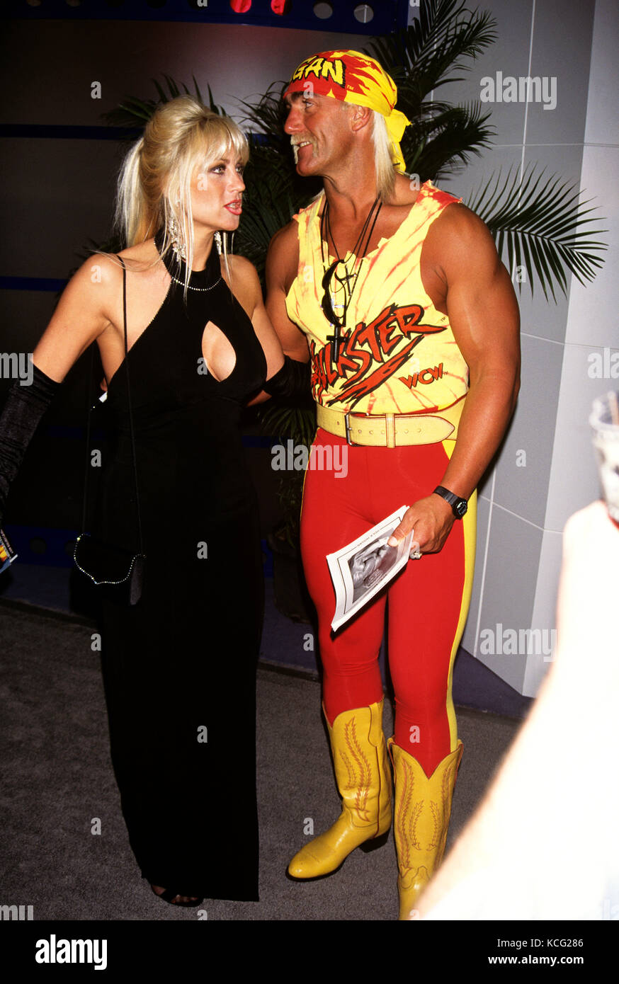 Terry 'Hulk' Hogan und Frau fotografierten auf der N.A.T.P.E. Kongress im Sands Hotel Expo in Las Vegas, Nevada. Januar 1996 RTNMcbride/MediaPunch Stockfoto