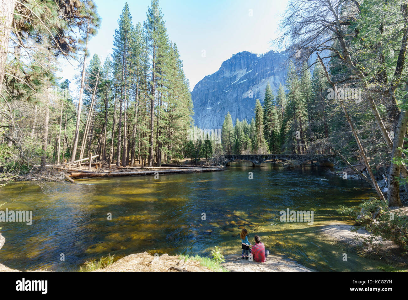 Merced River und die Berge im Yosemite National Park, Kalifornien, USA Stockfoto