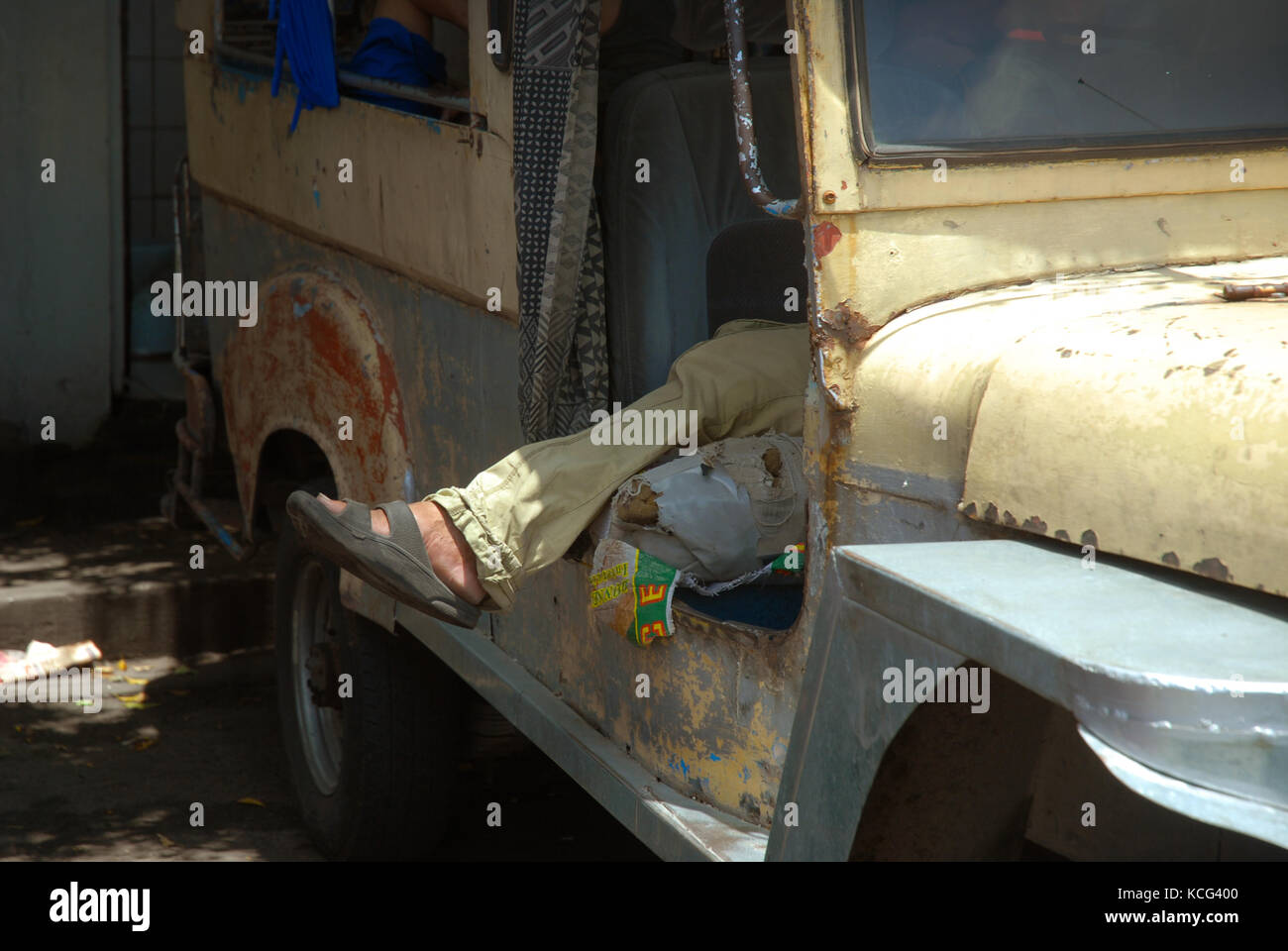 Fahrer schlafend in seinem Jeepney, Angeles, Philippinen. Stockfoto