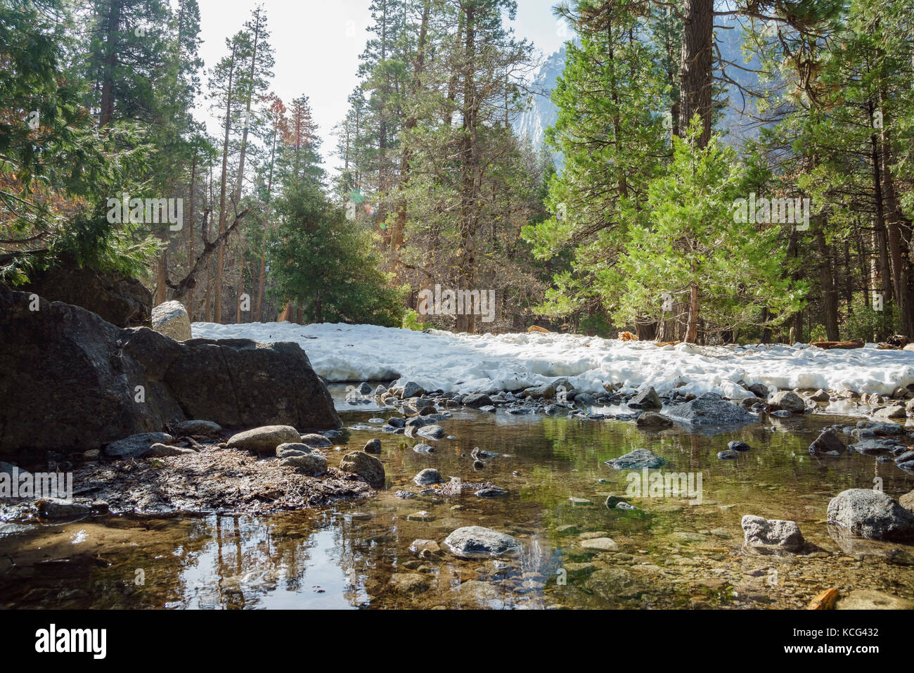 Merced River mit Schnee und Berge im Yosemite National Park, Kalifornien, USA Stockfoto