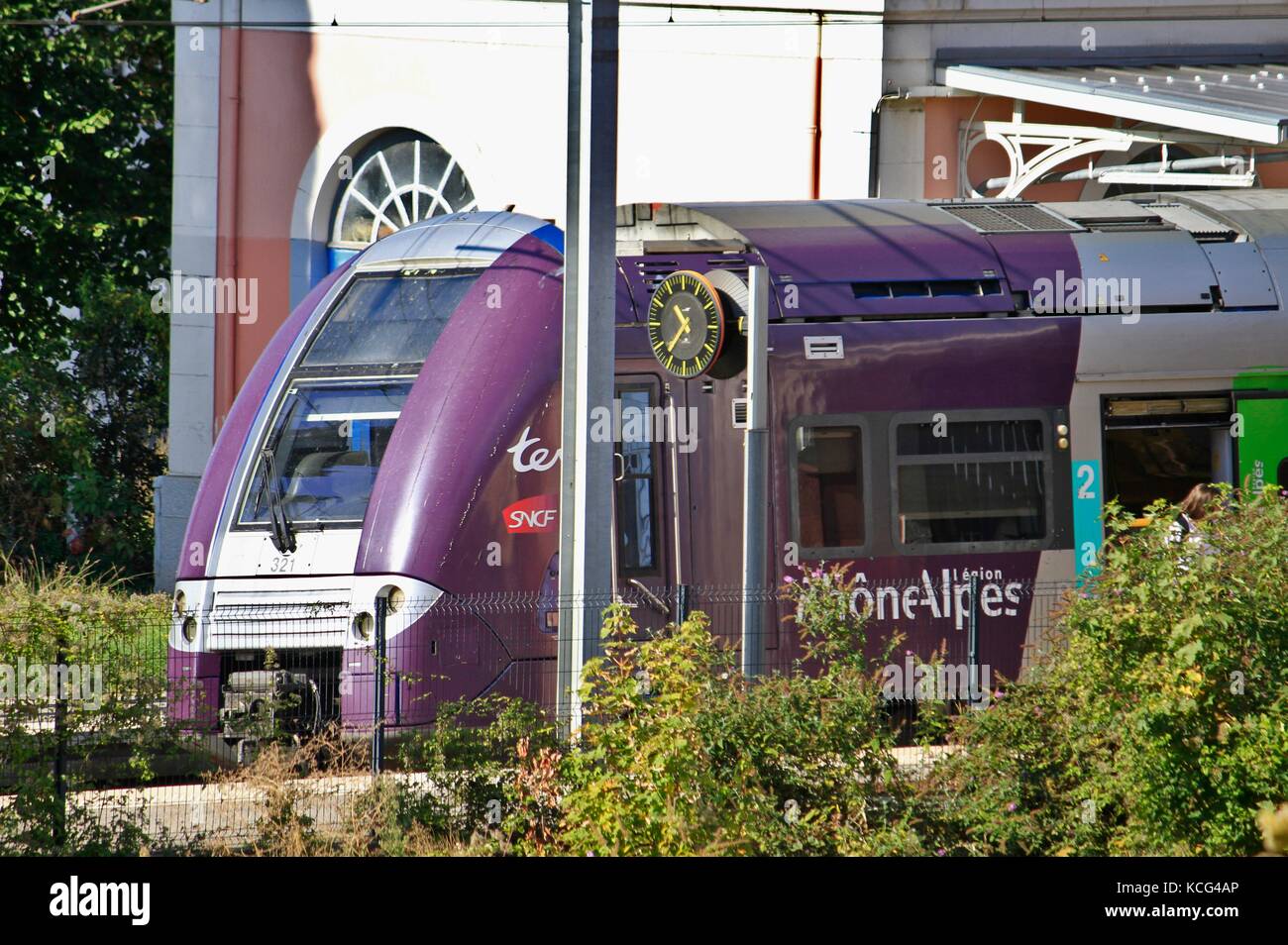 SNCF Regionalzug, Alstom, in einen Bahnhof. Grenoble, Isere, Auvergne Rhone Alpes. Grenoble, FRANKREICH - 10/04/2017 Zug regionale TER de Stockfoto