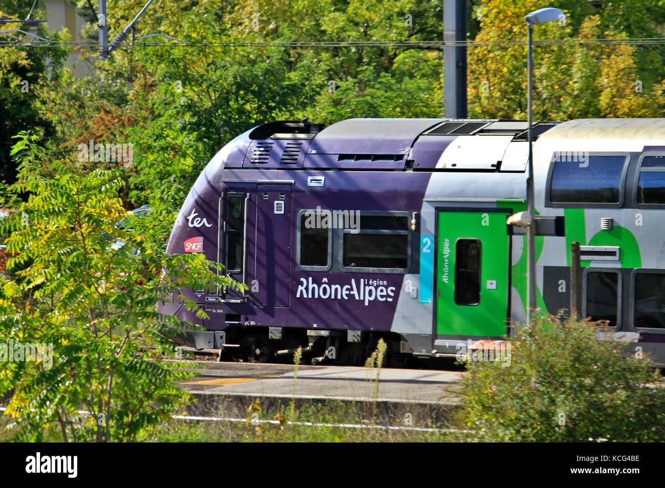 SNCF Regionalzug, Alstom, in einen Bahnhof. Grenoble, Isere, Auvergne Rhone Alpes. Grenoble, FRANKREICH - 10/04/2017 Zug regionale TER de Stockfoto