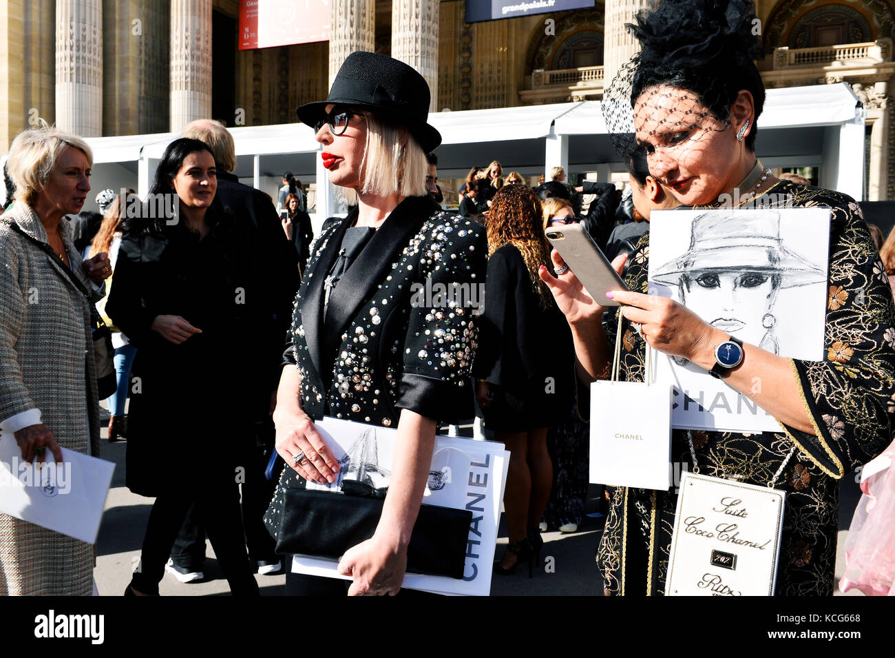 Street Style Chanel - Paris Fashion Week RTW-SS 2018 Stockfoto