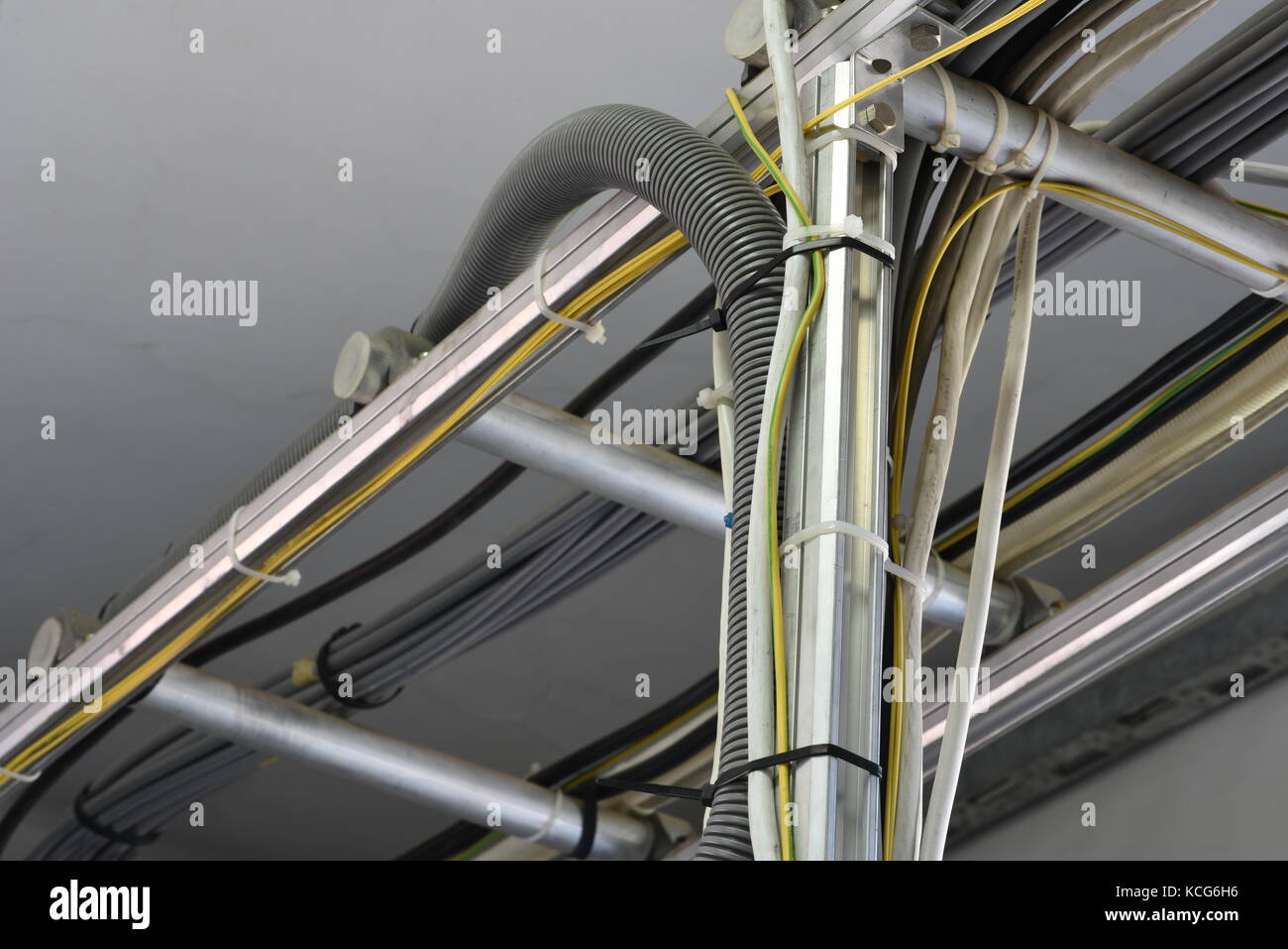 Kabelrinnen im Gebäude Stockfoto