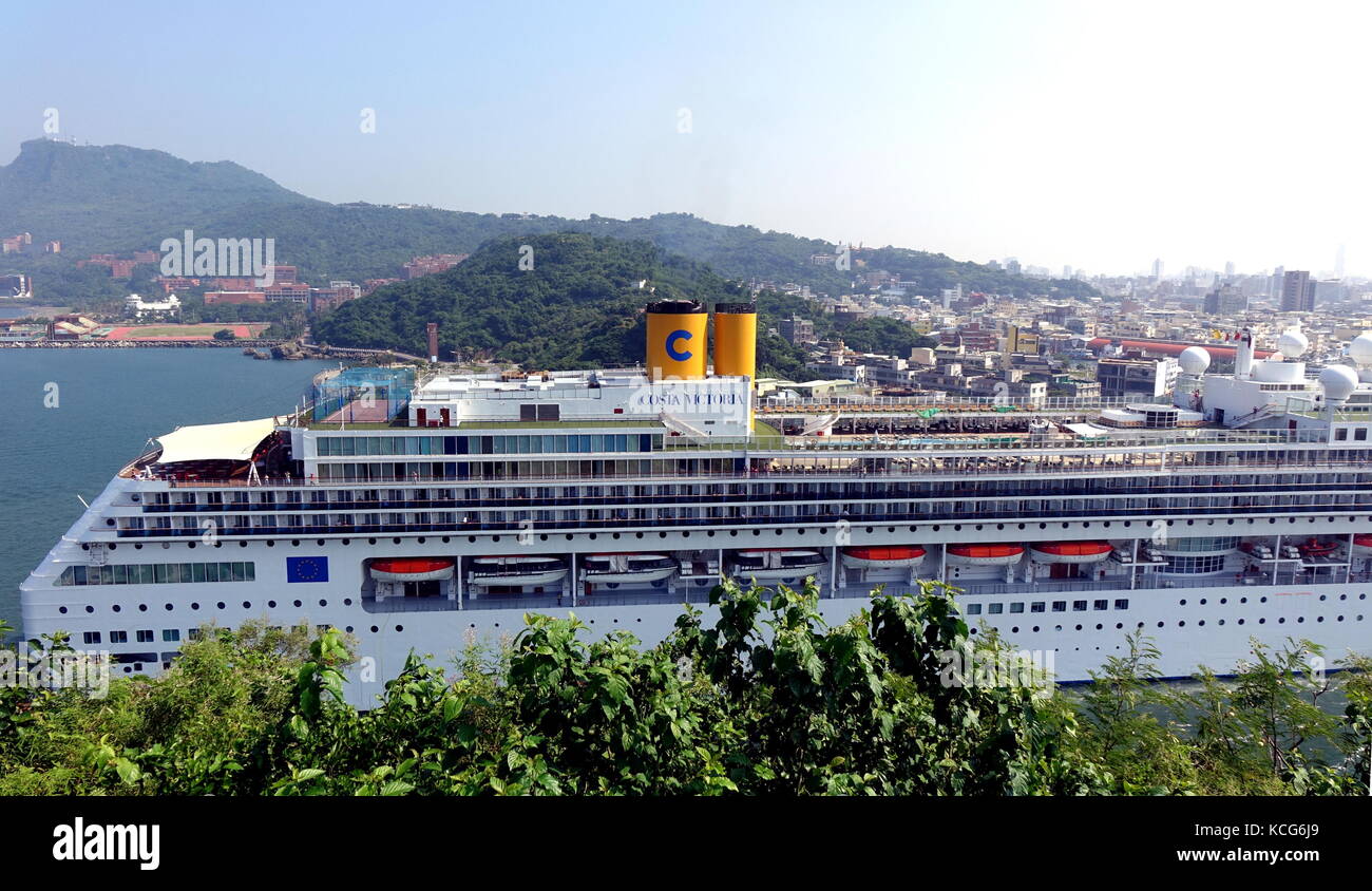 Kaohsiung, Taiwan - 12. September 2017: Das luxuriöse Kreuzfahrtschiff Costa Victoria aus Japan kommen in Kaohsiung Port. Stockfoto