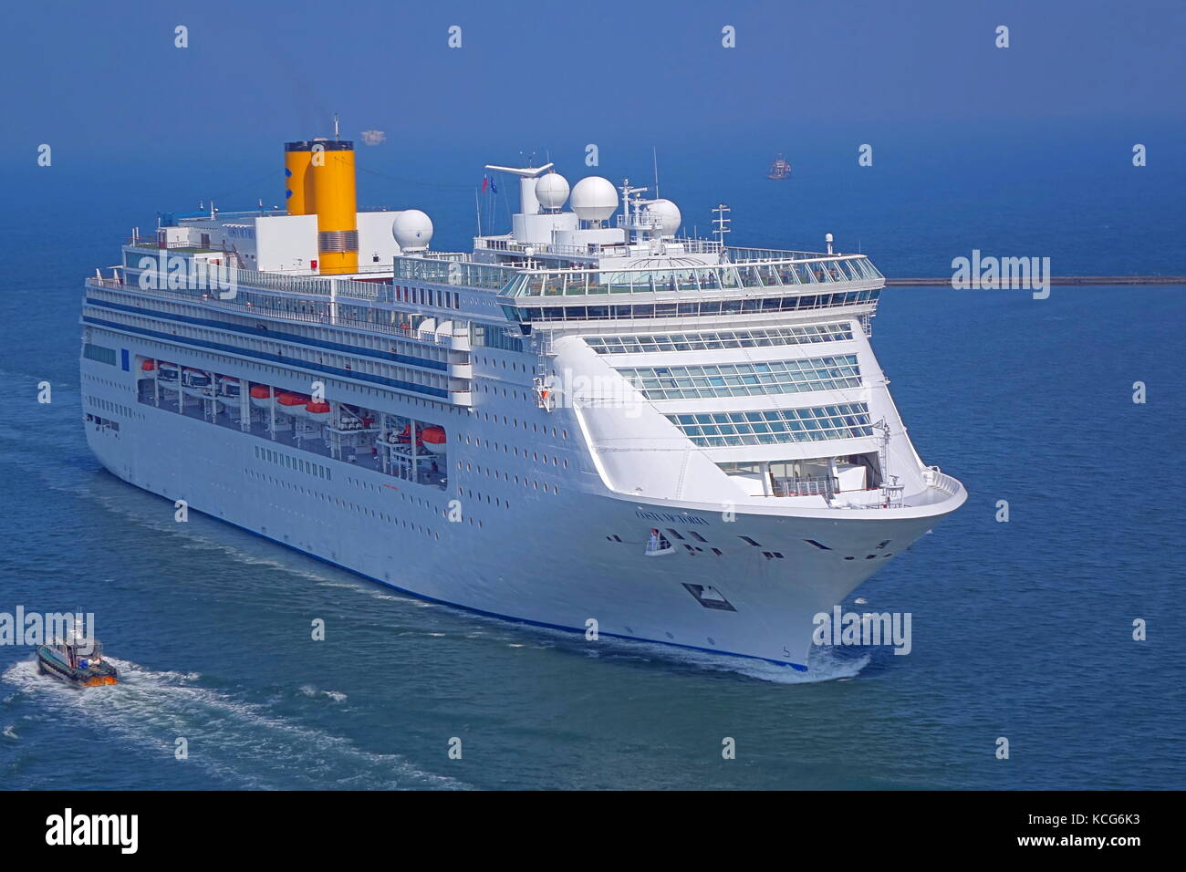 Kaohsiung, Taiwan - 12. September 2017: Das luxuriöse Kreuzfahrtschiff Costa Victoria aus Japan Ansätze kaohsiung Port. Stockfoto