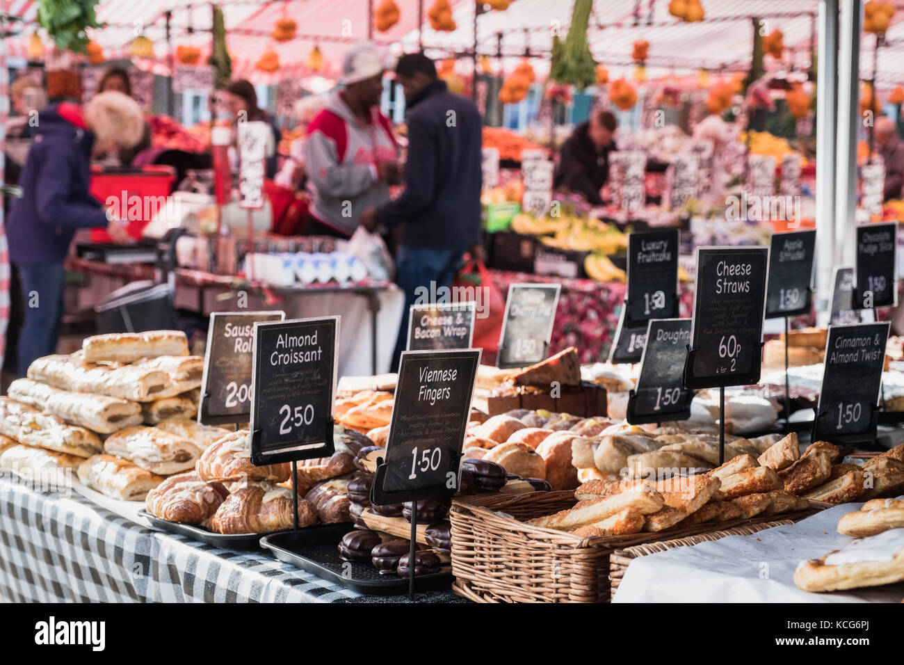 Bunte Bild von einem Bäcker stall und Gemüsehändler auf lokaler wöchentlichen wendover Marktstand. wendover ist ein Markt, der Stadt in der Nähe im Süden nach Aylesbury Stockfoto