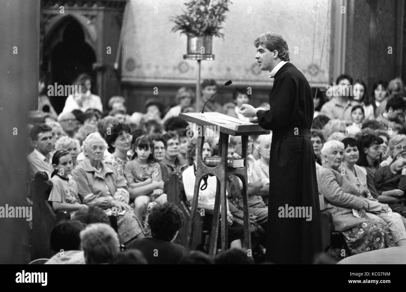 Clonard Kloster ist eine römisch-katholische Kirche und Kloster, gelegen an der Falls Road in Belfast, Nordirland. Der Komplex wurde von der Katholischen Redemptoristen Orden entwickelt. Mitglieder dieser Orden kam nach Belfast, ursprünglich im Jahre 1896. Sie anfangs einen kleinen tin Kirche auf dem Gelände der Clonard Haus im Jahre 1897. 1890 wurde ein Kloster in diesen Gründen und 1911 wurde die Kirche des heiligen Erlöser in die Anlage geöffnet und ersetzt das Zinn Kirche. Clonard wird auch als Veranstaltungsort für zahlreiche Feste in der Stadt, vor allem Féile eine Phobail und hält einen annua Stockfoto