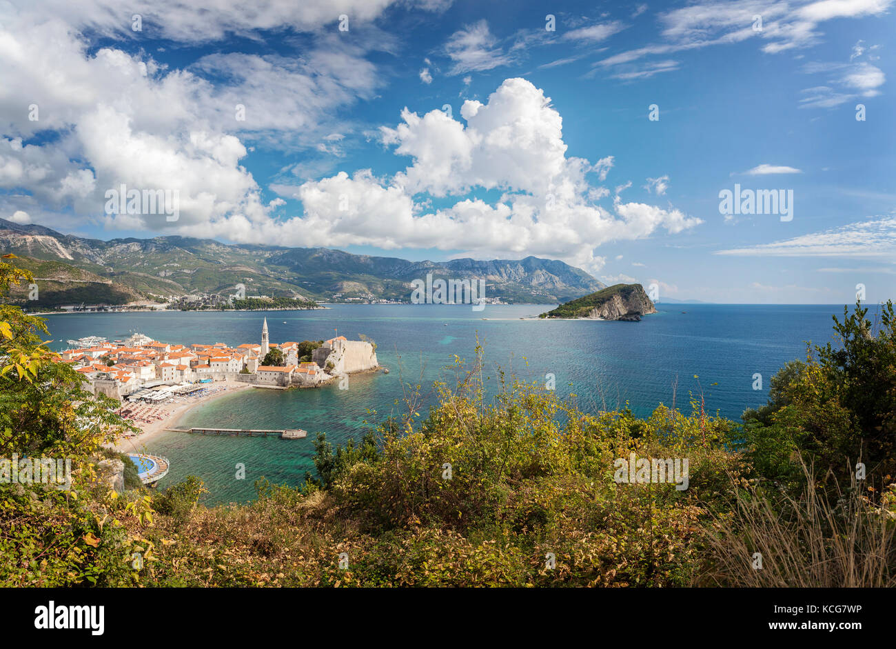 Panoramablick auf die Adria Stadt Budva in Montenegro. Stockfoto