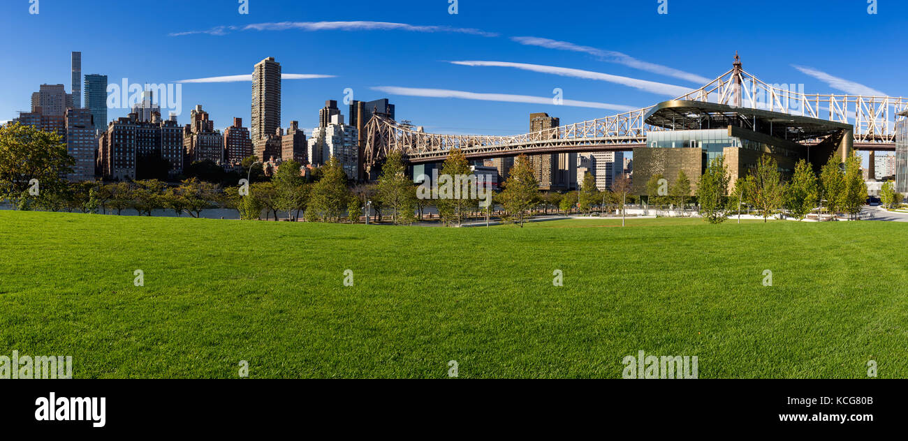 Sommer Panorama der Cornell Tech Campus auf Roosevelt Island mit der Queensboro Bridge. New York City Stockfoto