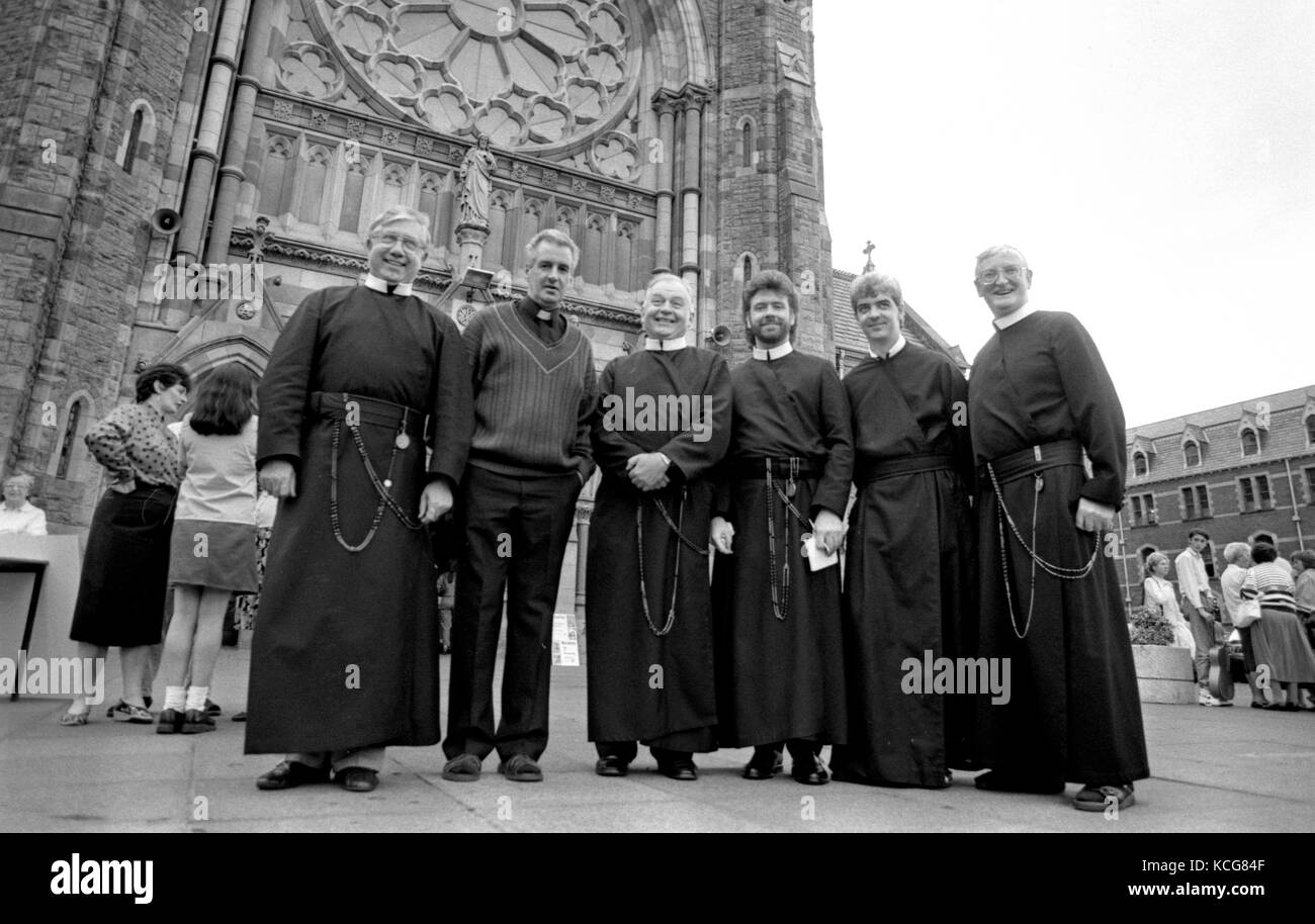 Clonard Kloster ist eine römisch-katholische Kirche und Kloster, gelegen an der Falls Road in Belfast, Nordirland. Der Komplex wurde von der Katholischen Redemptoristen Orden entwickelt. Mitglieder dieser Orden kam nach Belfast, ursprünglich im Jahre 1896. Sie anfangs einen kleinen tin Kirche auf dem Gelände der Clonard Haus im Jahre 1897. 1890 wurde ein Kloster in diesen Gründen und 1911 wurde die Kirche des heiligen Erlöser in die Anlage geöffnet und ersetzt das Zinn Kirche. Clonard wird auch als Veranstaltungsort für zahlreiche Feste in der Stadt, vor allem Féile eine Phobail und hält einen annua Stockfoto