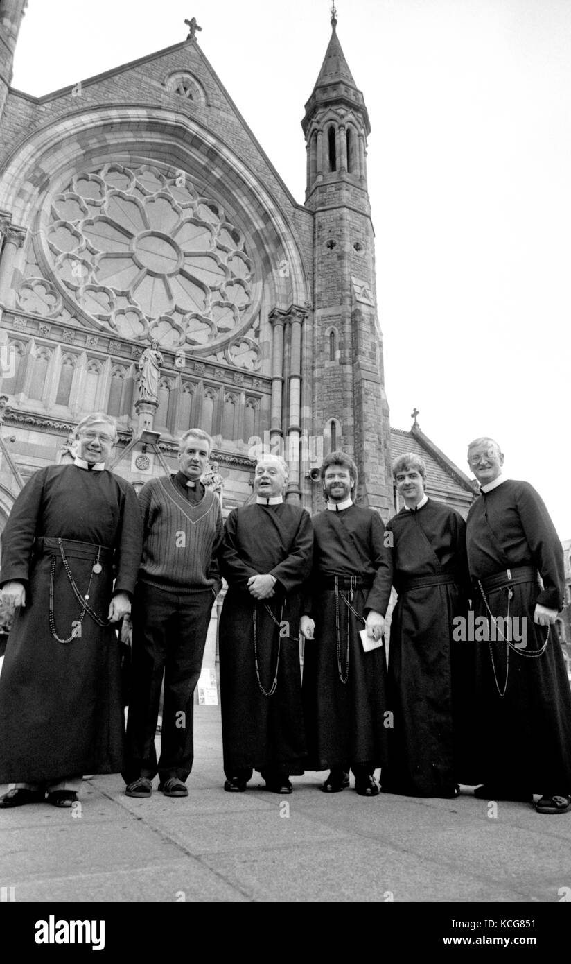 Clonard Kloster ist eine römisch-katholische Kirche und Kloster, gelegen an der Falls Road in Belfast, Nordirland. Der Komplex wurde von der Katholischen Redemptoristen Orden entwickelt. Mitglieder dieser Orden kam nach Belfast, ursprünglich im Jahre 1896. Sie anfangs einen kleinen tin Kirche auf dem Gelände der Clonard Haus im Jahre 1897. 1890 wurde ein Kloster in diesen Gründen und 1911 wurde die Kirche des heiligen Erlöser in die Anlage geöffnet und ersetzt das Zinn Kirche. Clonard wird auch als Veranstaltungsort für zahlreiche Feste in der Stadt, vor allem Féile eine Phobail und hält einen annua Stockfoto