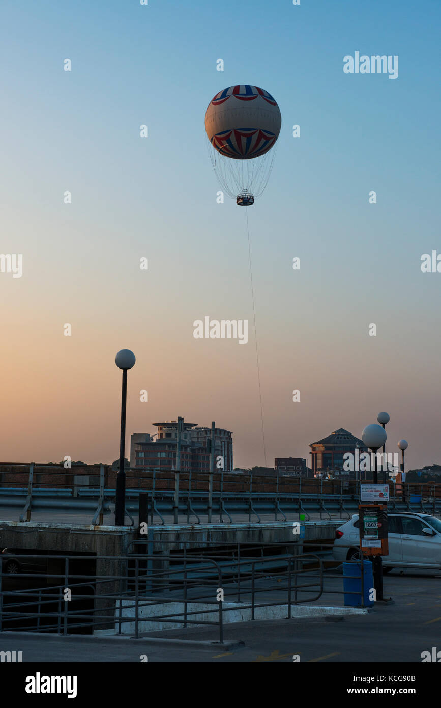 Bournemouth Ballon flog seit über 15 Jahren im Jahr 2016 zu Schaden, den es nicht mehr wieder zu fliegen. Bild in der Dämmerung von ein mehrstöckiges Parkhaus. Stockfoto