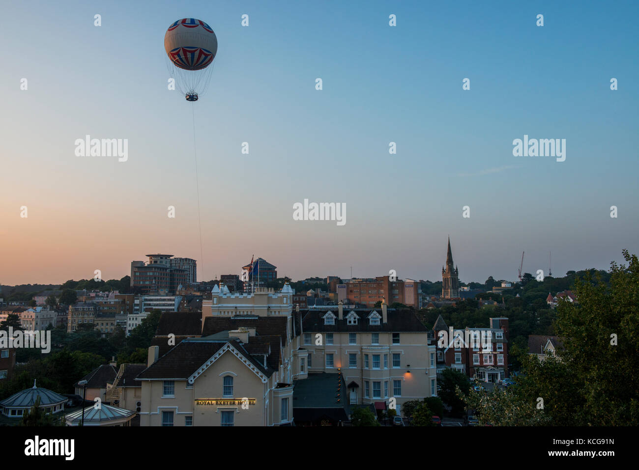 Bournemouth Ballon flog seit über 15 Jahren im Jahr 2016 zu Schaden, den es nicht mehr wieder zu fliegen. Bild in der Dämmerung von ein mehrstöckiges Parkhaus. Stockfoto