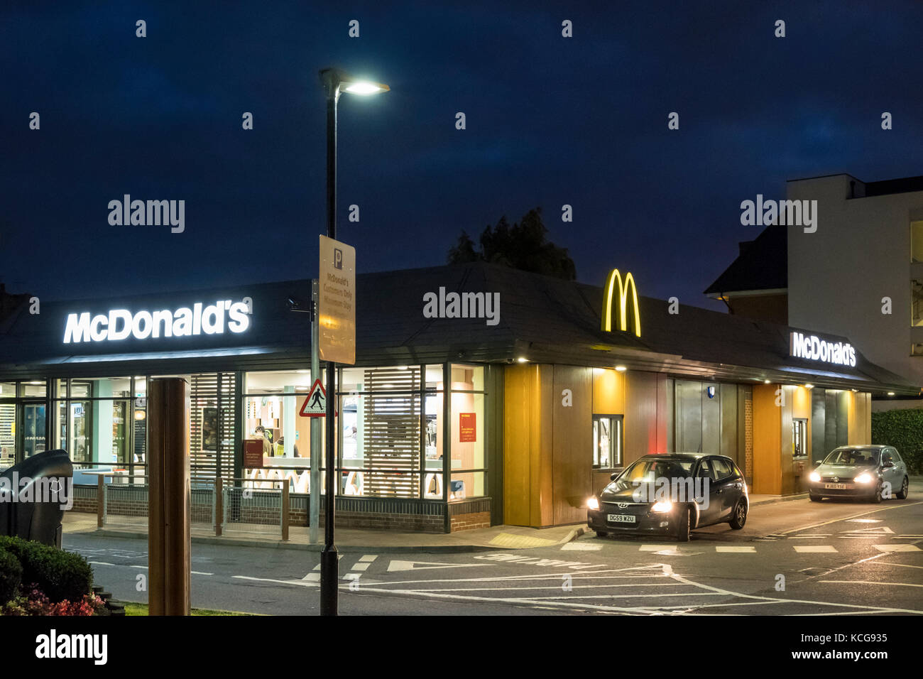 McDonald's Drive Thru Restaurant bei Nacht, West Bridgford, Nottinghamshire, England, Großbritannien Stockfoto