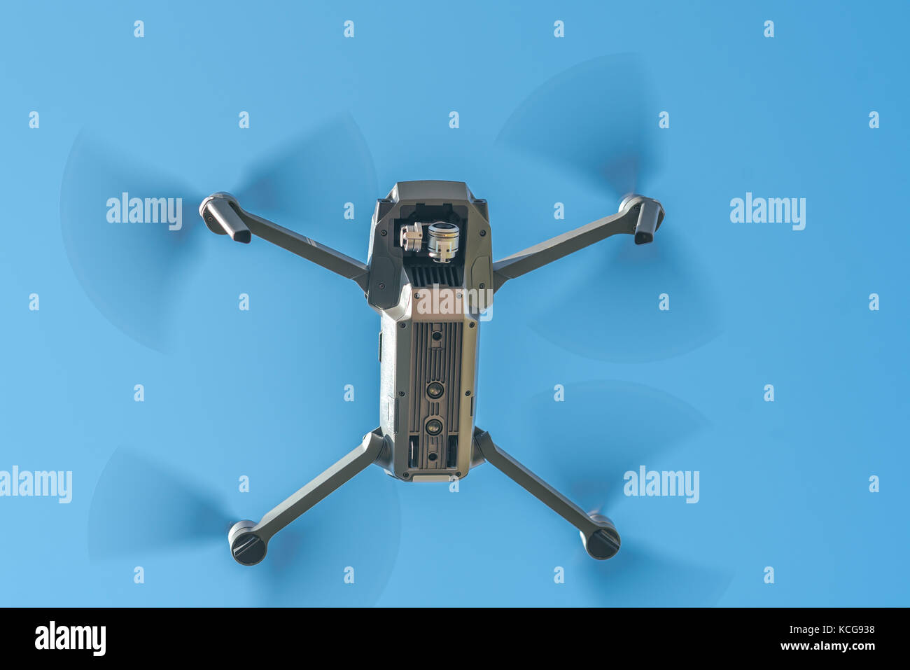 Mann hand mit Fernbedienung und mit Quad copter auf natürlichen Hintergrund Stockfoto
