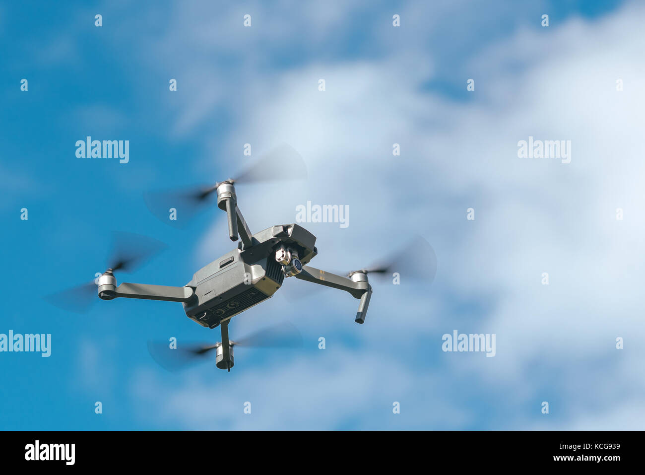 Mann hand mit Fernbedienung und mit Quad copter auf natürlichen Hintergrund Stockfoto