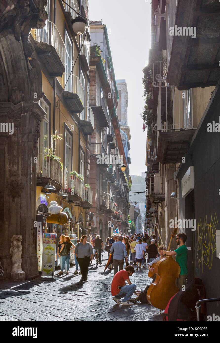 Gasse in der Altstadt (Centro Storico), Neapel, Kampanien, Italien Stockfoto
