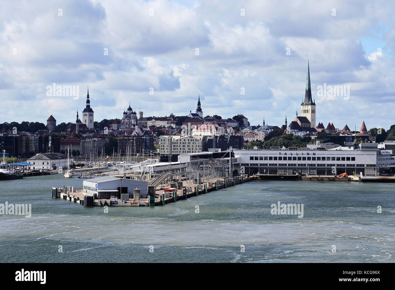 Hafen von Tallinn, Estland vom Meer aus gesehen Stockfoto