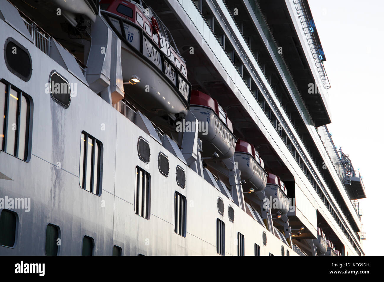 Leben Boote auf der Norwegian Pearl Kreuzfahrtschiff Stockfoto