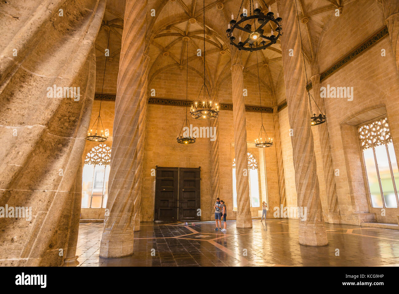 La Lonja Valencia, mit Blick auf die gotische Halle, oder Verträge Hall, der La Lonja Gebäude in Valencia, mit spiralförmigen Säulen und Rib-gewölbte Decke. Stockfoto