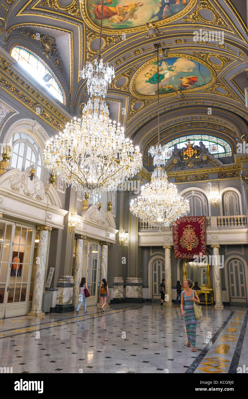 Valencia Spanien Rathaus, Touristen besuchen einen großen Staatssaal im Rathaus, das jetzt auch als die Stadt Museu Historico Municipal, Spanien dient Stockfoto
