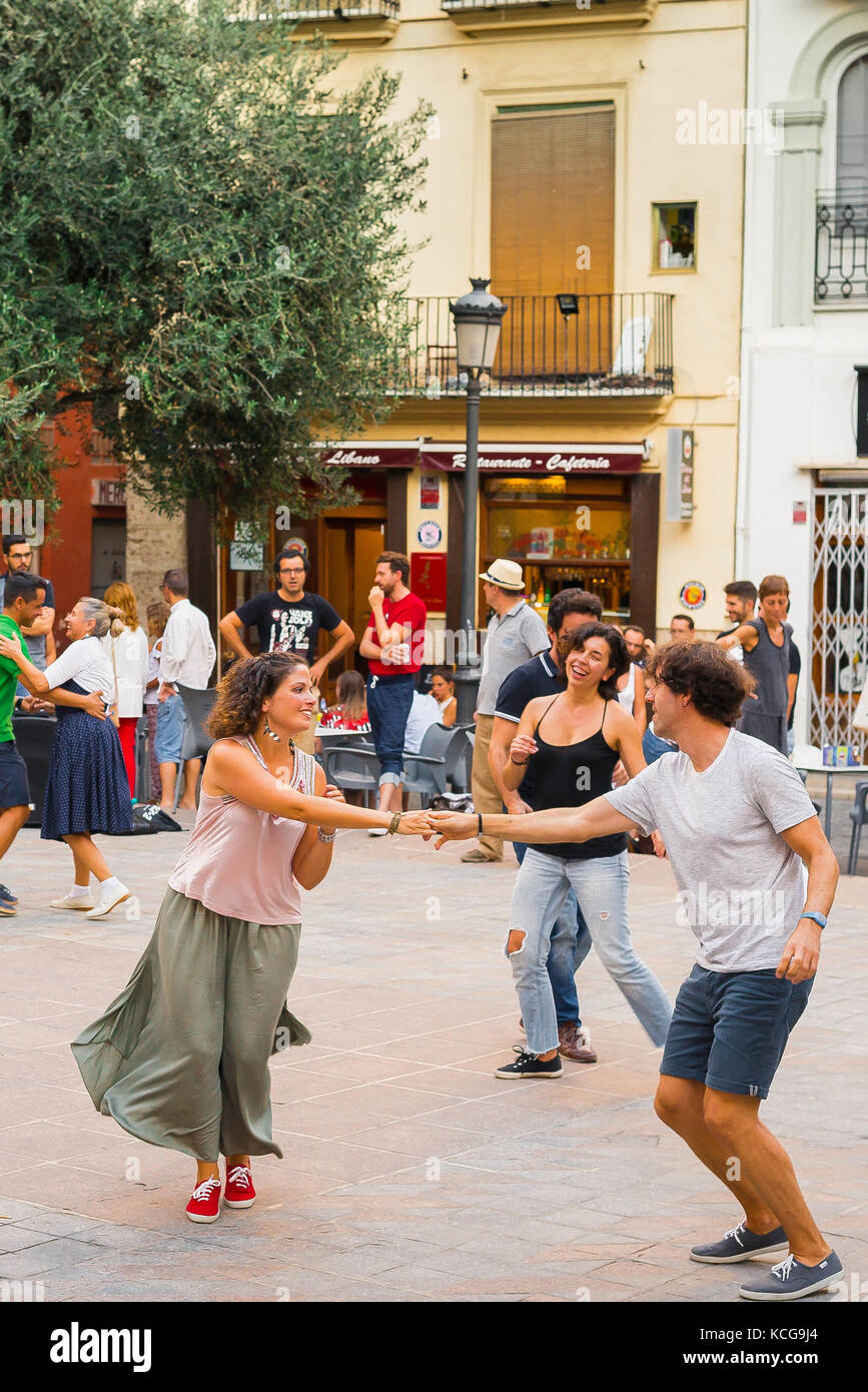 Pärchen tanzen Europa, an einem Sommerabend in der Altstadt von Valencia genießen Paare eine Tanzstunde im Stil der 1940er Jahre, während die Menschen in Cafés auf Spanien schauen Stockfoto