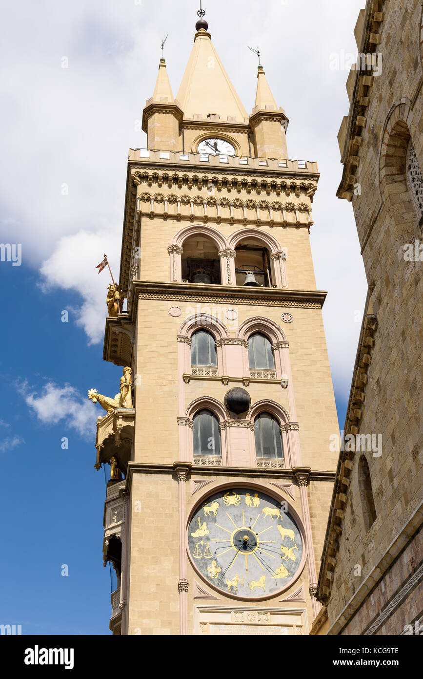 Der Turm des Doms in Messina, Sizilien, Italien, ist die grösste mechanische Uhr in der Welt Stockfoto
