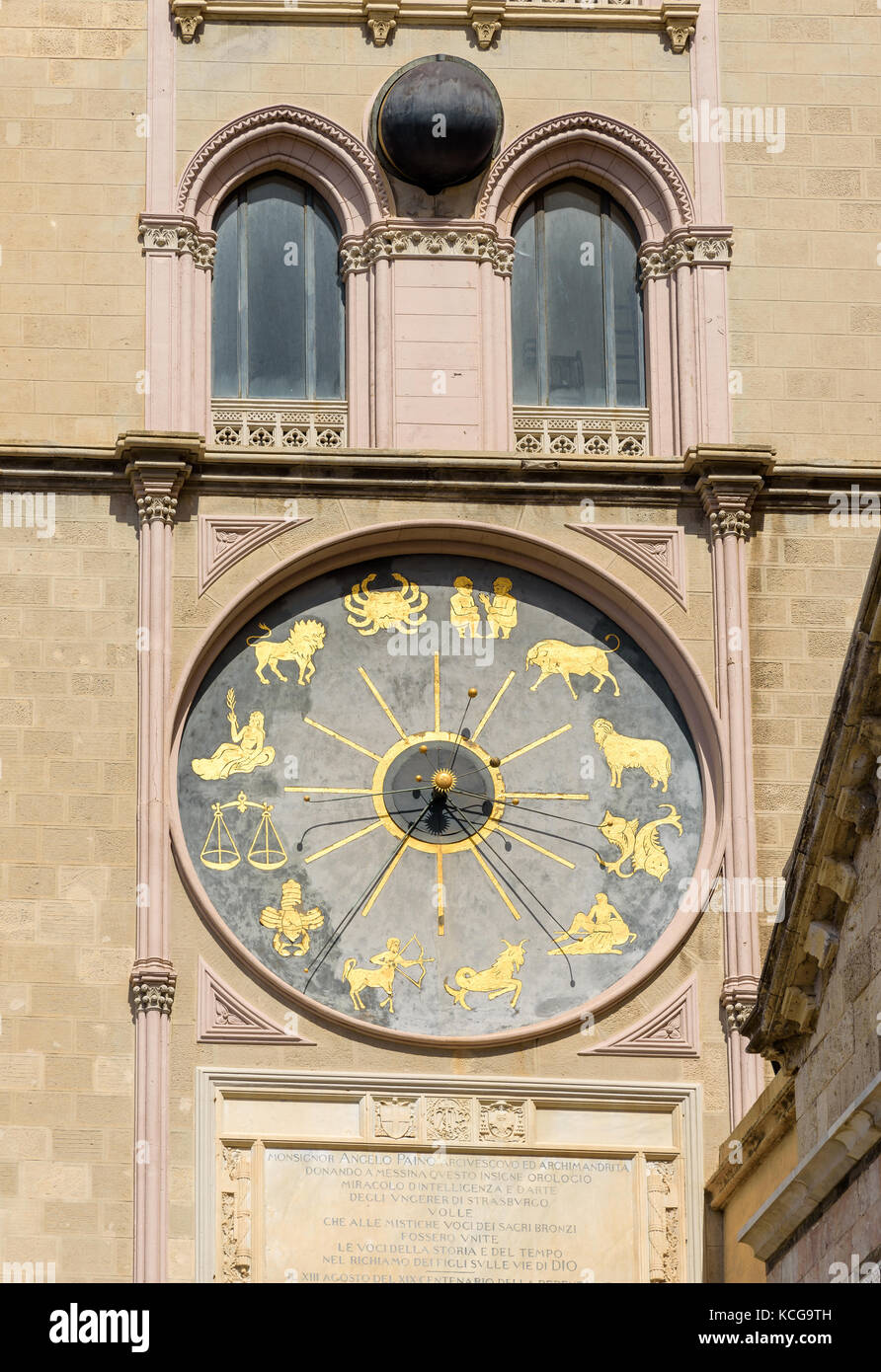 Detail der Turm des Doms in Messina mit astronomischen Uhr, Sizilien, Italien Stockfoto