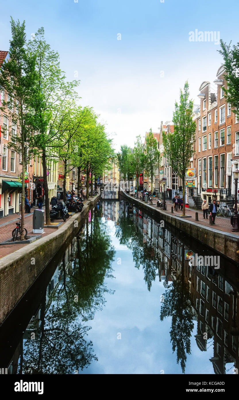 Amsterdam, Niederlande, 13. Juli 2017: Fußgänger gehen in Amsterdam, bekannt für seine künstlerische Erbe, zahlreiche Kanalsystem und schmalen Häusern wi Stockfoto