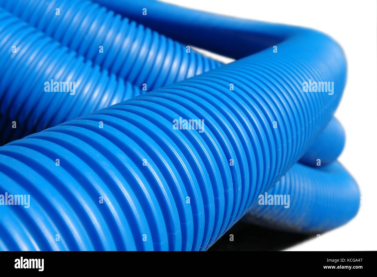 Spule von Kunststoff blau Wellpappe sanitär Rohr über Weiß Stockfoto