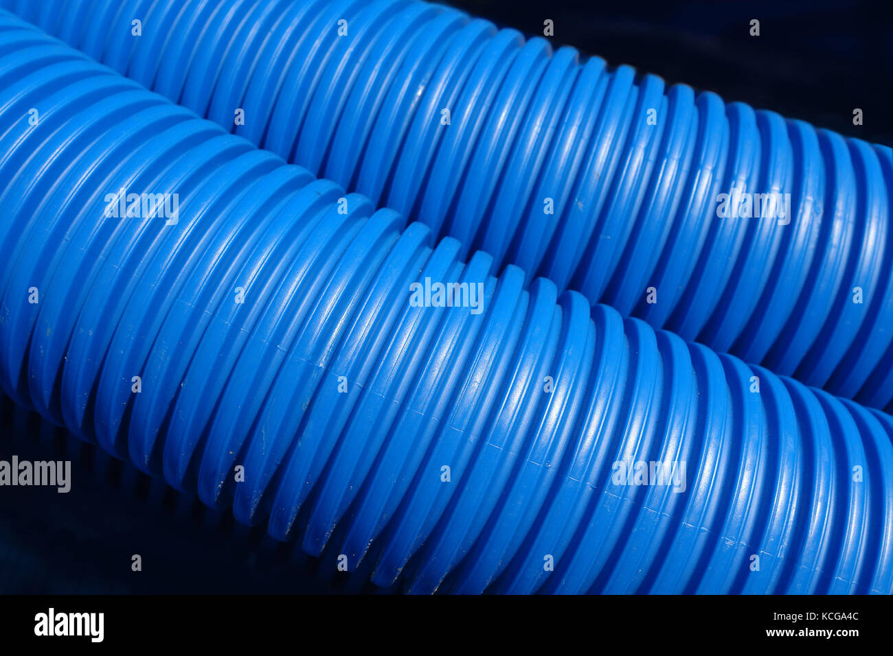 Nahaufnahme der beiden Kunststoff blau Wellpappe Sanitär-rohre Stockfoto