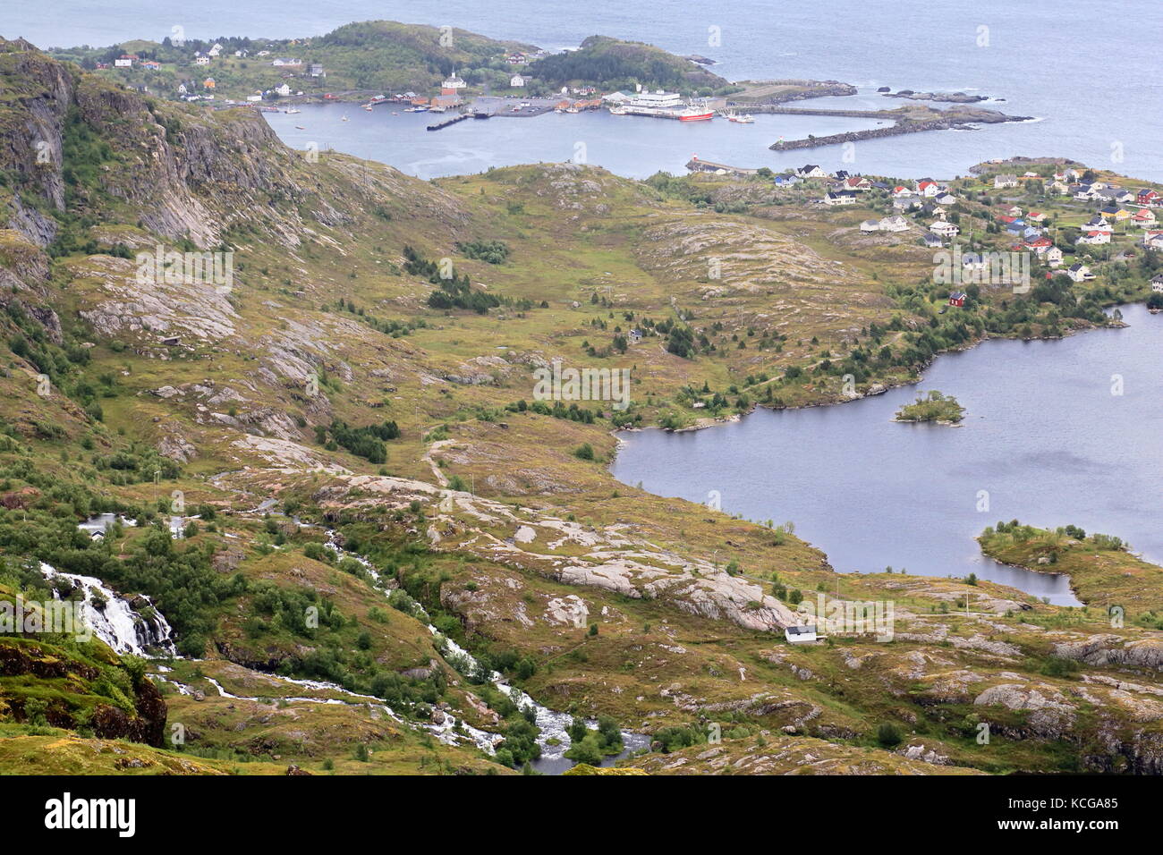 Blick von einem Wanderweg am sorvagen Dorf, Lofoten, Norwegen
