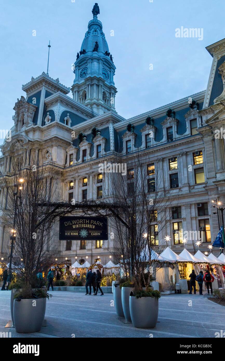 Christmas Village und Wintergarten in Dilworth Park außerhalb der City Hall, Philadelphia, PA, USA. Stockfoto