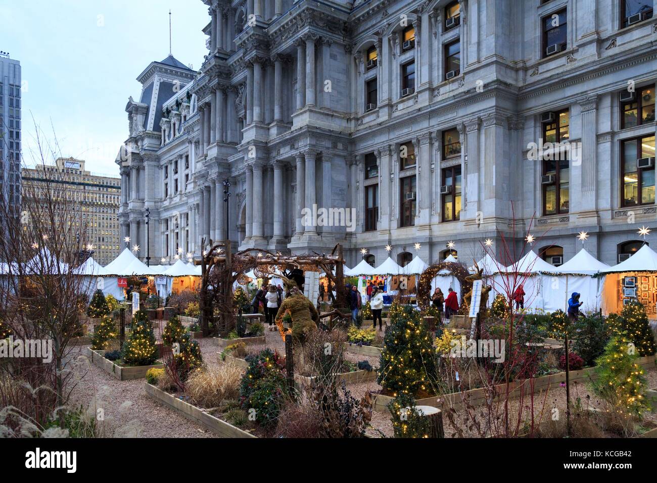 Christmas Village und Wintergarten in Dilworth Park außerhalb der City Hall, Philadelphia, PA, USA. Stockfoto