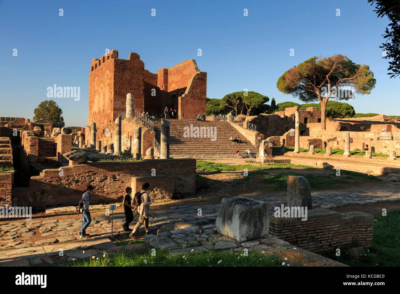 Der Tempel des Jupiter, Juno und Minerva, Ruinen von Ostia Antica, in der Nähe von Rom, Italien. Stockfoto