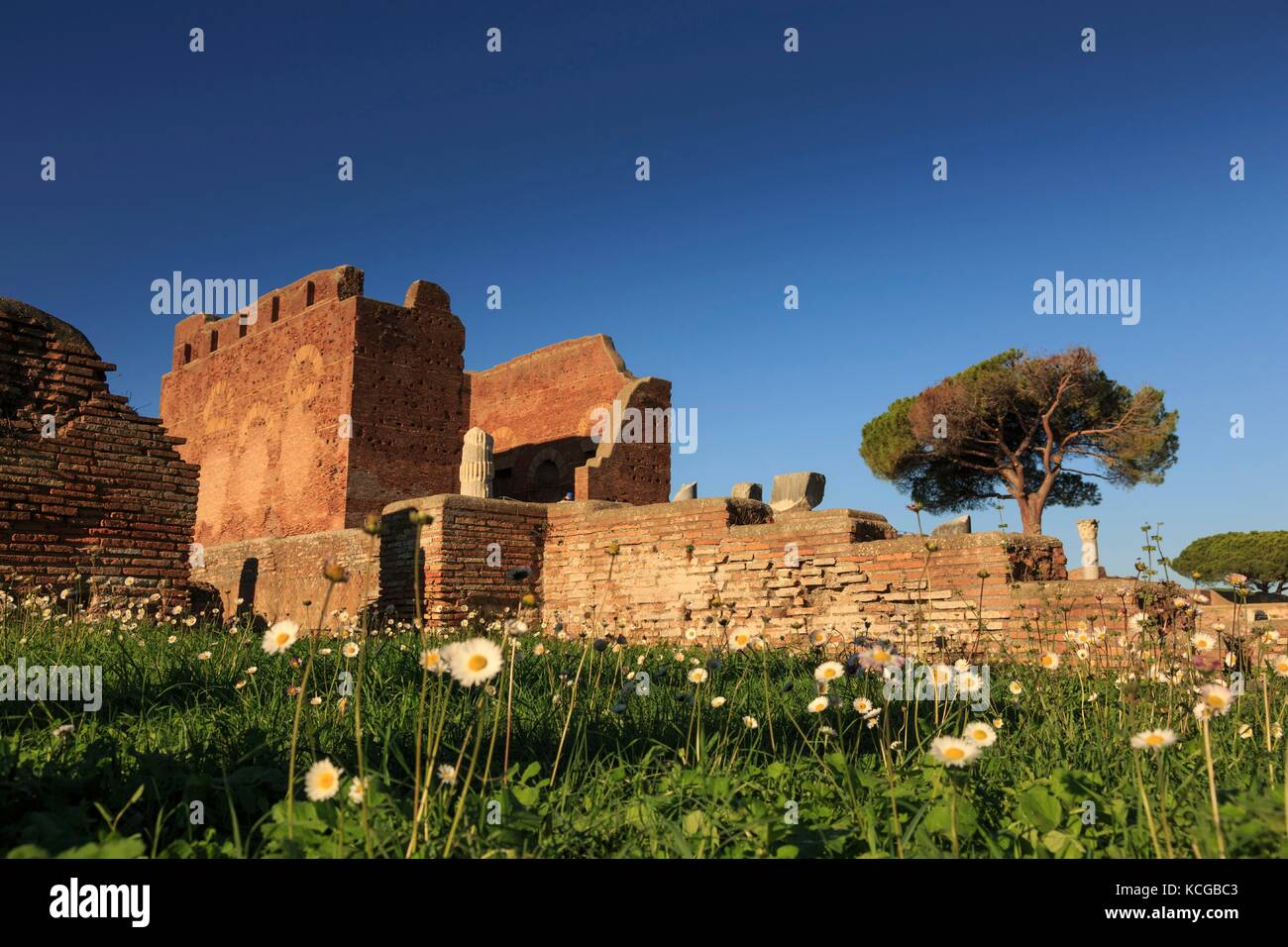 Der Tempel des Jupiter, Juno und Minerva, Ruinen von Ostia Antica, in der Nähe von Rom, Italien. Stockfoto