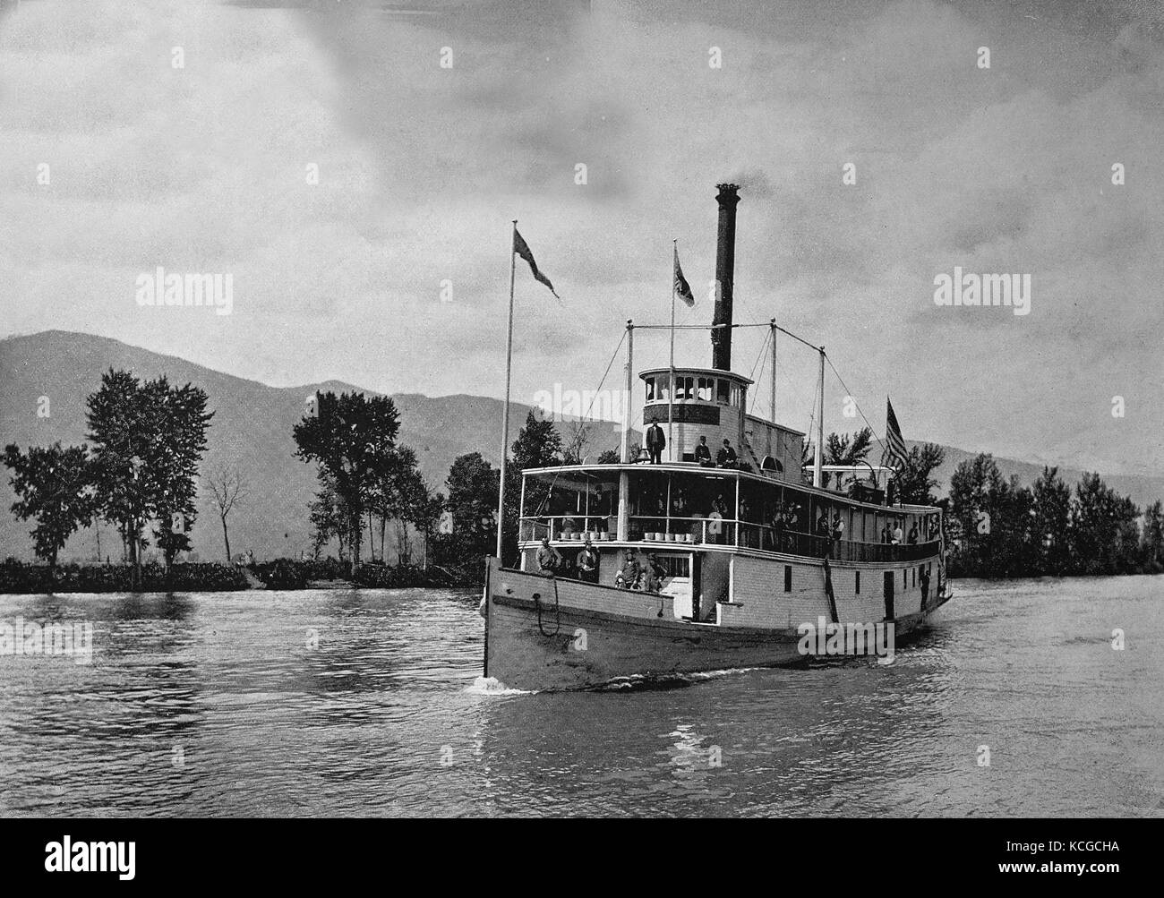 Vereinigte Staaten von Amerika, Dampfer auf der Kootenai River oder Kootenay River in Idaho, Landschaft entlang des Flusses, digital verbesserte Reproduktion einer historischen Foto aus dem (geschätzten) Jahr 1899 Stockfoto