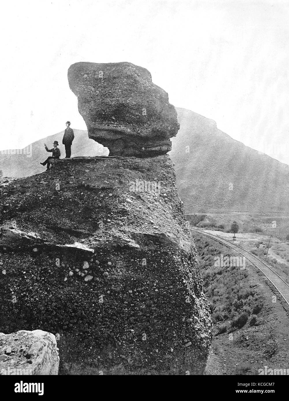 Vereinigte Staaten von Amerika, Männer weiter auf die Felsformation, die Kanzel Fels, in Echo Canon auf der Bahnstrecke, Utha, digital verbesserte Reproduktion einer historischen Foto aus dem (geschätzten) Jahr 1899 Stockfoto