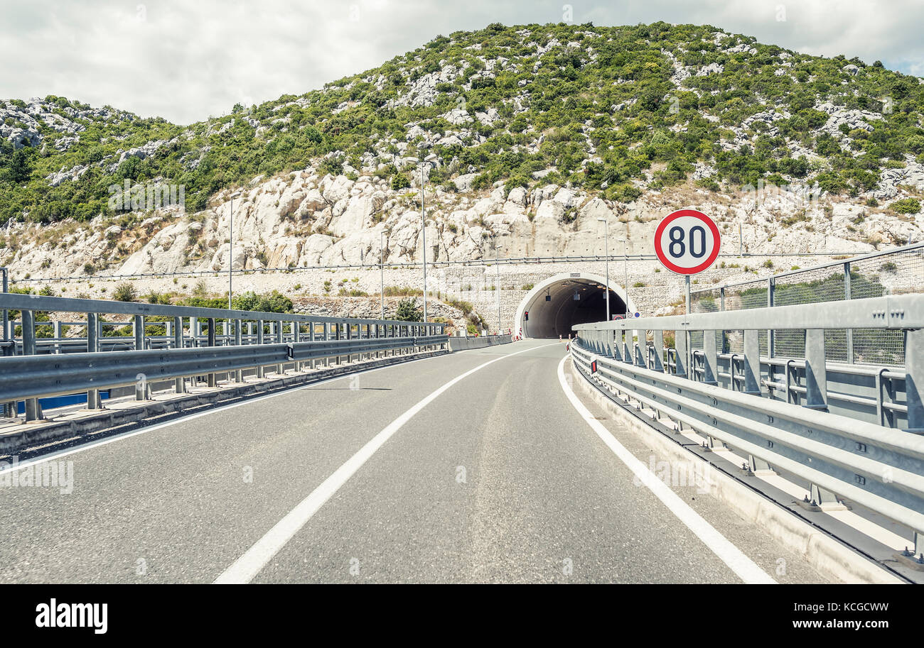 Schweizer Berg Durch Den Ein Langer Tunnel Führt www.alamy.de