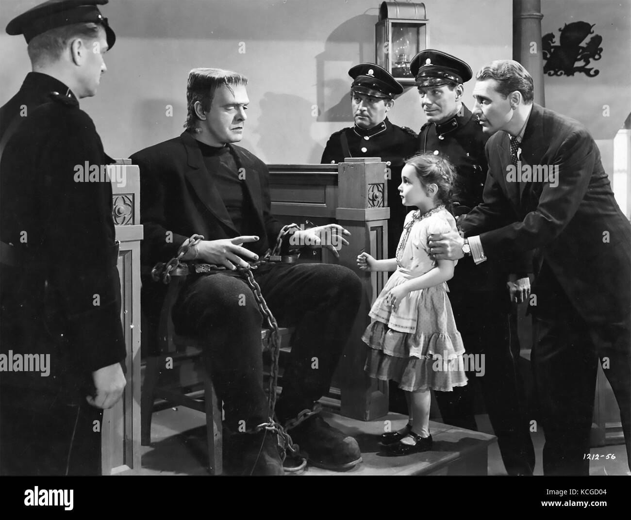 The GHOST OF FRANKENSTEIN 1942 Universal Pictures Horrorfilm mit Lon Chaney Jr als Monster hier in der Trial-Szene Stockfoto