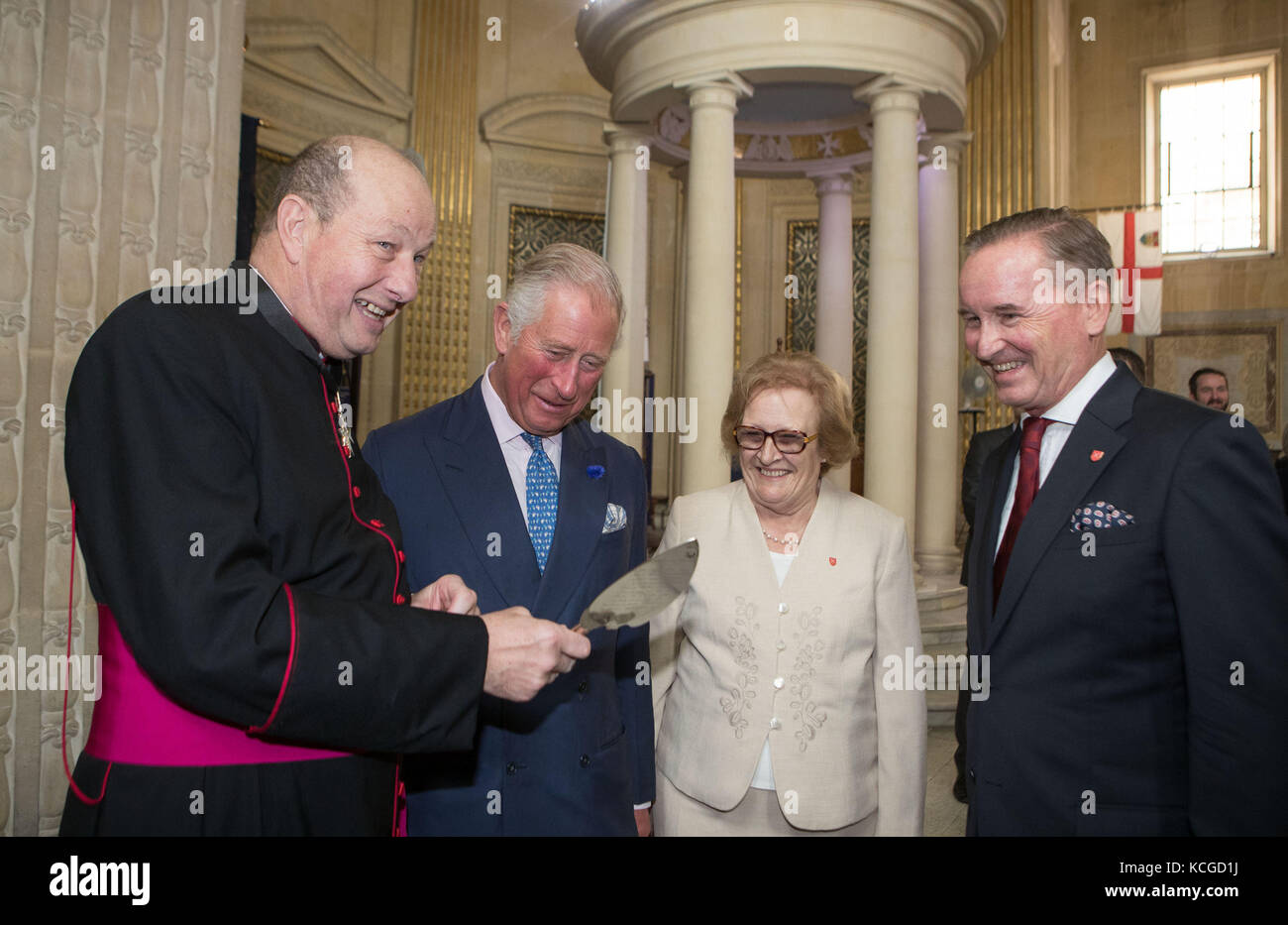 Prince of Wales (2. Links) betrachtet die Kelle, die von Queen Adelaide bei einem Besuch der St. Paul's Pro Cathedral in Valletta verwendet wurde, während eines Besuchs in Malta, wo er den 75. Jahrestag des George Cross begehen soll. Stockfoto