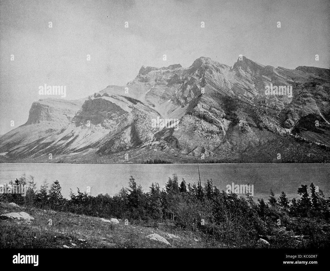 Kanada, Lake Minnewanka ist ein Gletschersee im östlichen Bereich des Banff National Park in Alberta, Provinz, Landschaft in den Rocky Mountains, digital verbesserte Reproduktion einer historischen Foto aus dem (geschätzten) Jahr 1899 Stockfoto