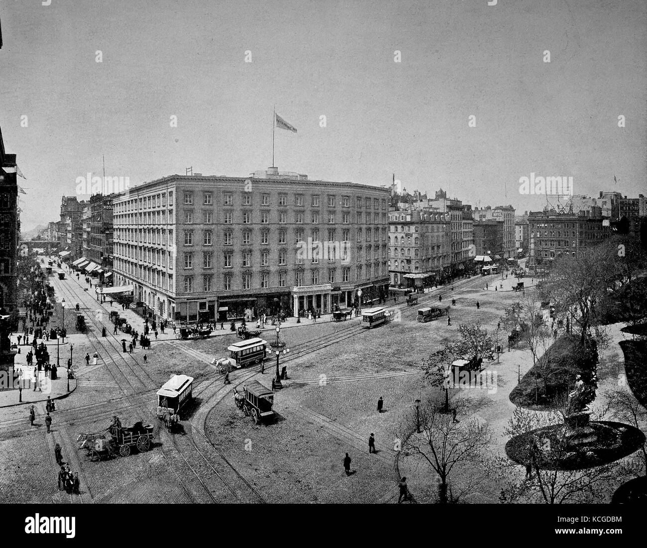 Vereinigte Staaten von Amerika, Gebäude und pferdewagen an der Kreuzung der 5. Avenue und der 23. Straße im Zentrum von New York, digital verbesserte Reproduktion einer historischen Foto aus dem (geschätzten) Jahr 1899 Stockfoto
