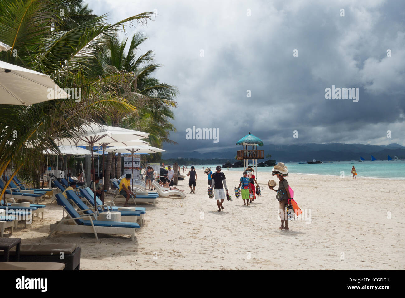 White Beach Boracay, Philippinen - lokale Verkäufer am weißen Sandstrand, White Beach, Boracay Island, Philippinen, Asien Stockfoto