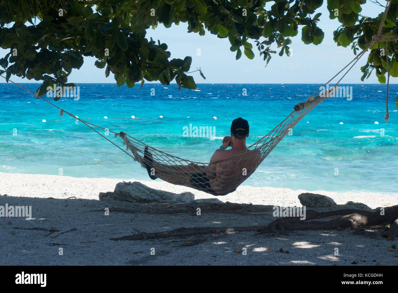 Philippines Beach, Cebu Island - ein Tourist, der sich im Urlaub in einer Hängematte entspannt, Cebu, Philippinen, Asien Stockfoto