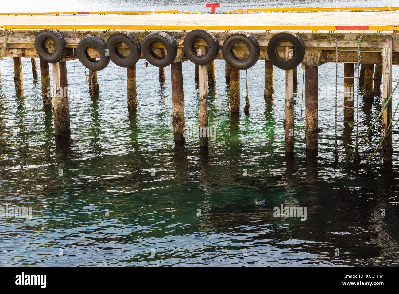 Pier gesäumt mit reifen Kotflügel für die Boote andocken, harstad in Norwegen Stockfoto