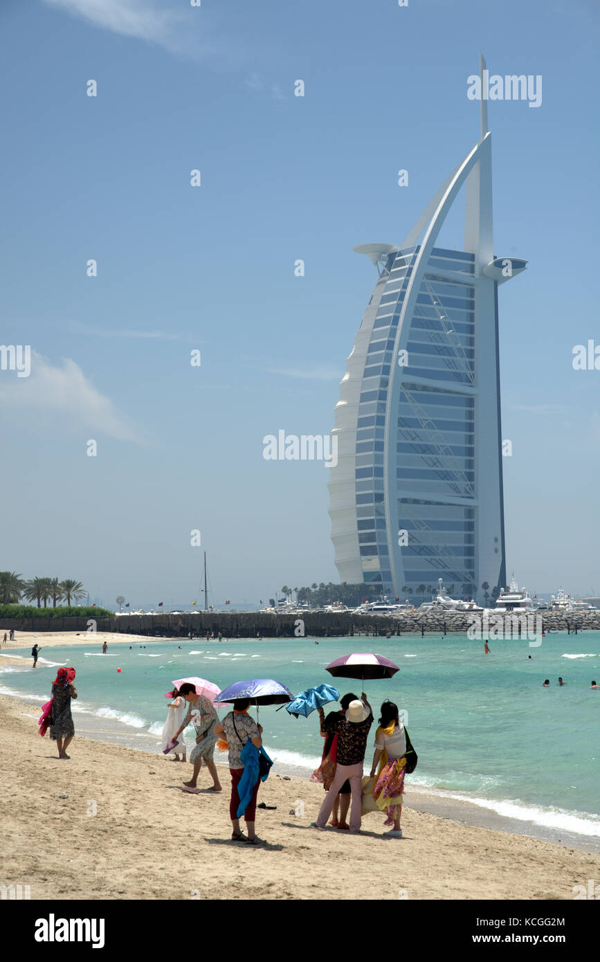 Der Burj al-Arab (arabisch: برج العرب‎‎, Turm der Araber) in Dubai ist ein luxuriöses Hotel, Vereinigte Arabische Emirate. chinesische Touristen Stockfoto