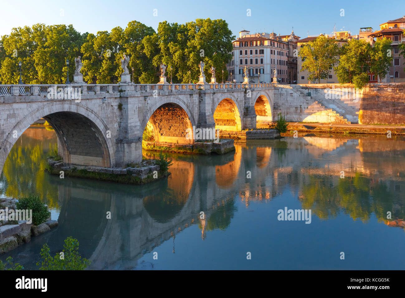Saint Angel Brücke bei Sonnenaufgang, Rom, Italien. Stockfoto
